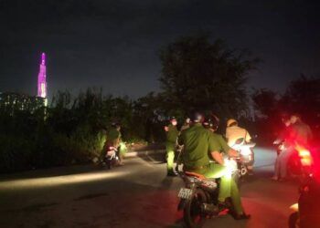 tp hcm canh sat ra quan dep cho tinh dong tinh tai khu do thi thu thiem Công an TP Thủ Đức ra quân dẹp “chợ tình” đồng tính tại khu đô thị Thủ Thiêm TP.HCM: Cảnh sát ra quân dẹp “chợ tình” đồng tính tại khu đô thị Thủ Thiêm