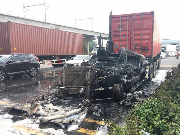TP.HCM: Xe container cháy thành than trên Xa lộ Hà Nội