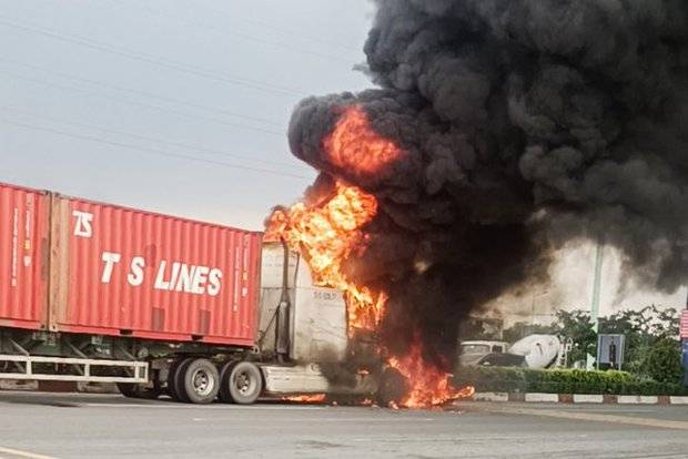 TP.HCM: Xe container cháy thành than trên Xa lộ Hà Nội