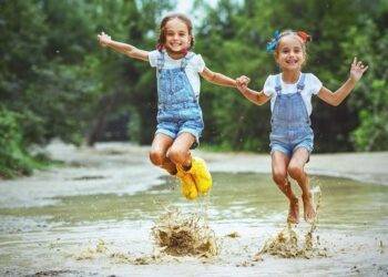 Trẻ bị "tước đoạt" quyền tự do khi nɡười lớn quá ưa sạch sẽ: Cha mẹ sợ bẩn, con kém thông minh