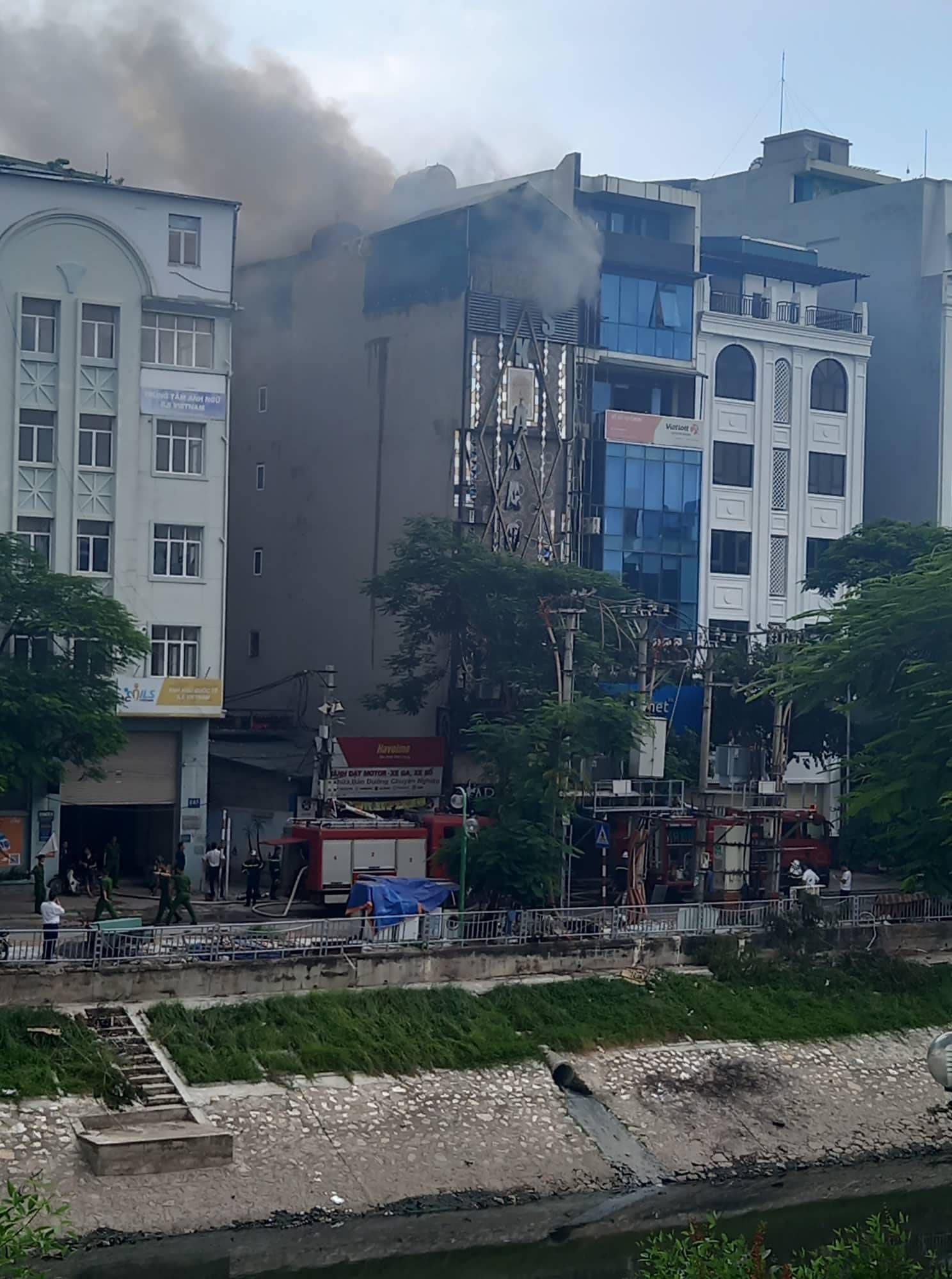 Trong nửa ngày xảy ra 2 vụ cháy liên tiếp ở Cầu Giấy, Hà Nội
