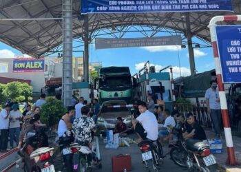 Vác loa kéo, đồ ăn uống ngồi chặn trước barrier trạm thu phí BOT