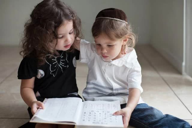 Vì sao bố mẹ người Do Thái không bao giờ hỏi “Hôm nay con đã học gì trên trường?”