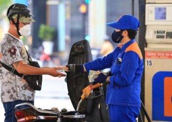 Xăng sắp giảm mạnh, còn 21.000 đồng lít?