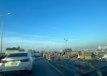 Xe đầu kéo húc đổ lan can cầu Thanh Trì rơi xuống sông Hồng