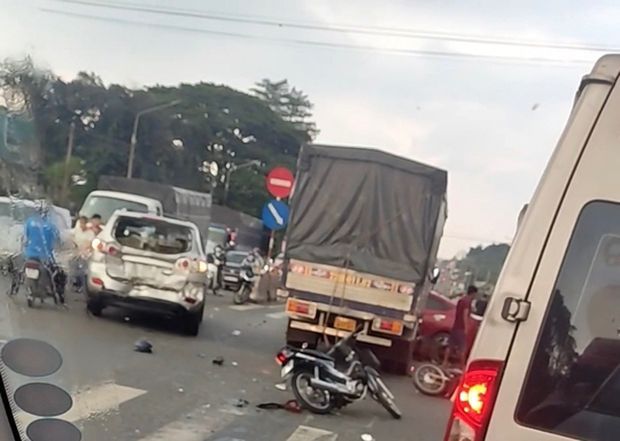 Xe tải tông hàng loạt ô tô, xe máy ở Đồng Nai: Các xe đang dừng chờ qua đường