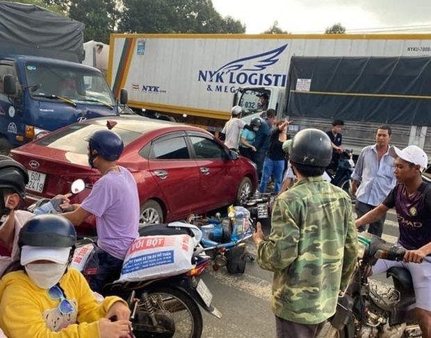 Xe tải tông hàng loạt ô tô, xe máy ở Đồng Nai: Các xe đang dừng chờ qua đường