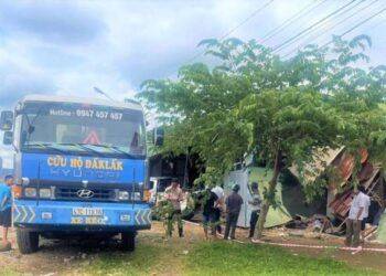 Xe tải va chạm với ô tô rồi tông sập một loạt nhà dân