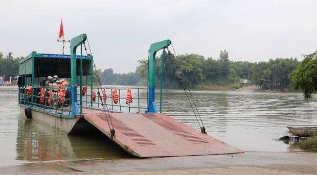 Xử lý chủ phương tiện cho cháu bé 12 tuổi lái phà chở khách qua sông Xử lý chủ phương tiện cho cháu bé 12 tuổi lái phà chở khách qua sông