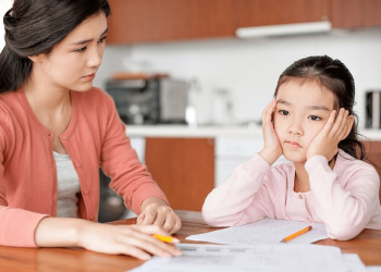 4 sai lầm của cha mẹ khiến con càng lớn càng cục tính, nóng nảy