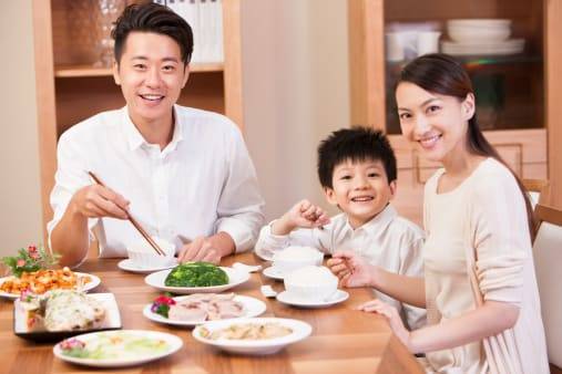 5 thói quen ăn uống lịch sự cha mẹ cần dạy con