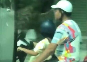 Clip: Bé gái khoảng 6 tuổi điều khiển xe máy trên đường phố Hà Nội, ông bố bình thản ngồi sau