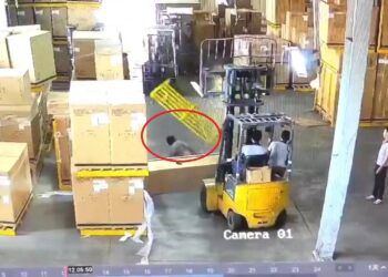 Clip: Đùa quá trớn, 2 thanh niên khiến đồng nghiệp gặp tai nạn kinh hoàng