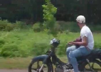 Clip: Nam thanh niên lái xe máy bằng chân trên quốc lộ 1, tay ôm đàn đánh say mê