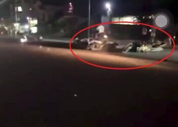 Clip: Nhóm ‘quái xế’ ngã xe như sung rụng khi lao vào hiện trường vụ tai nạn trong đêm