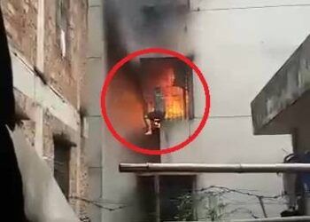 Clip gây ám ảnh: Người đàn ông gào thét khi mắc kẹt trong căn nhà đang bốc cháy dữ dội