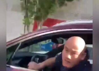 Clip nguoi dan ong tu xung la chanh thanh tra chay nguoc chieu nho nuoc bot chui the lifehub.vn Clip người đàn ông tự xưng là chánh thanh tra chạy ô tô ngược chiều, nhổ nước bọt, chửi thề Clip người đàn ông tự xưng là chánh thanh tra chạy ô tô ngược chiều, nhổ nước bọt, chửi thề