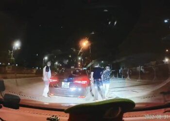 Nhóm thanh niên ‘hổ báo’ tạt đầu, dằn mặt ô tô, rồi lại quay xe xin lỗi tới tấp ngay sau đó