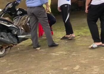 Clip: Thầy giáo dùng thước gỗ, mũ bảo hiểm đánh học sinh dã man