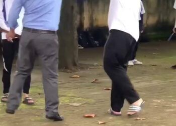 Clip: Thầy giáo dùng thước gỗ, mũ bảo hiểm đánh học sinh dã man