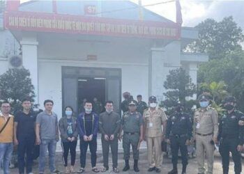 bat hai doi tuong trong duong day mua ban nguoi sang campuchia Bắt giữ 2 đối tượng trong đường dây buôn người trái phép sang Campuchia Bắt hai đối tượng trong đường dây mua bán người sang Campuchia