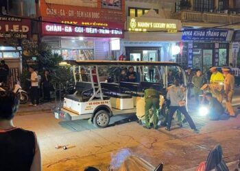 Chạy qua đường ở Sapa, bé gái 5 tuổi bị xe điện du lịch tông tử vong