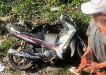 Clip: Băng qua đường ray, vượt rào chắn, người đàn ông bị tàu hỏa tông tử vong