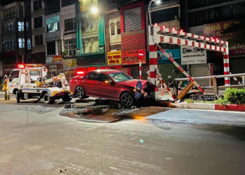 Clip: Nữ tài xế lái Mercedes đâm vào chân cầu vượt, loạng choạng bước xuống xe