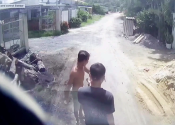 Clip: Tài xế bị nhóm người quây đánh vì lùi xe trúng đống cát đổ ven đường