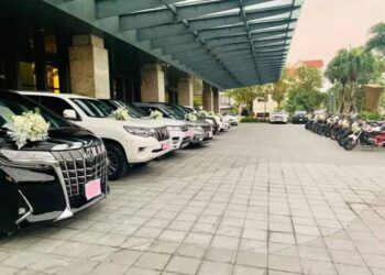 Đám cưới ở Hà Tĩnh gây sốt với dàn mô tô siêu khủng, xế hộp sang xịn