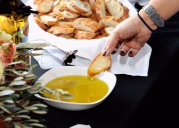 Dầu ăn mở nắp sẽ để được bao lâu? Nhiều người dùng dầu hết hạn mà không nhận ra