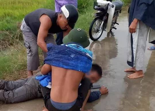 Đi xe máy dưới trời mưa dông, 2 người đàn ông bị sét đánh thương vong