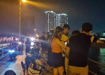 Đôi nam nữ nhảy cầu Long Biên, chàng trai được cứu sống