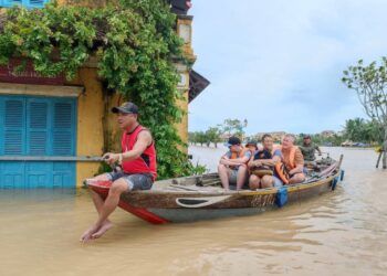 Du khách nước ngoài dọn rác sau bão ở Hội An: "Người Việt rất tốt bụng, chúng tôi muốn giúp sức để thành phố của các bạn xinh đẹp trở lại!"