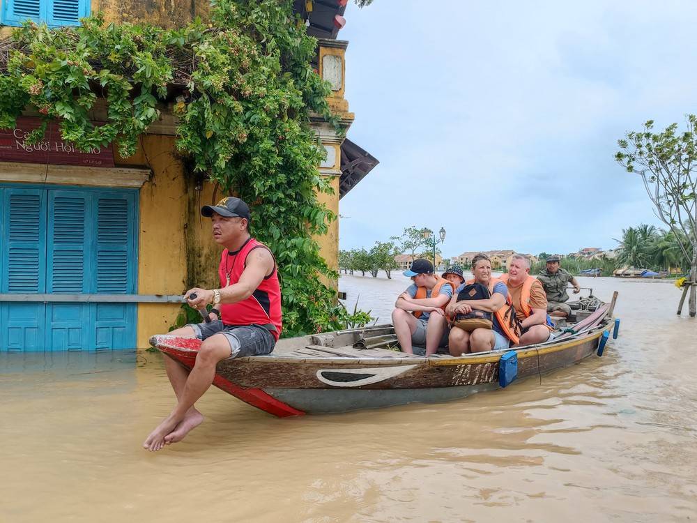 Du khách nước ngoài dọn rác sau bão ở Hội An: 