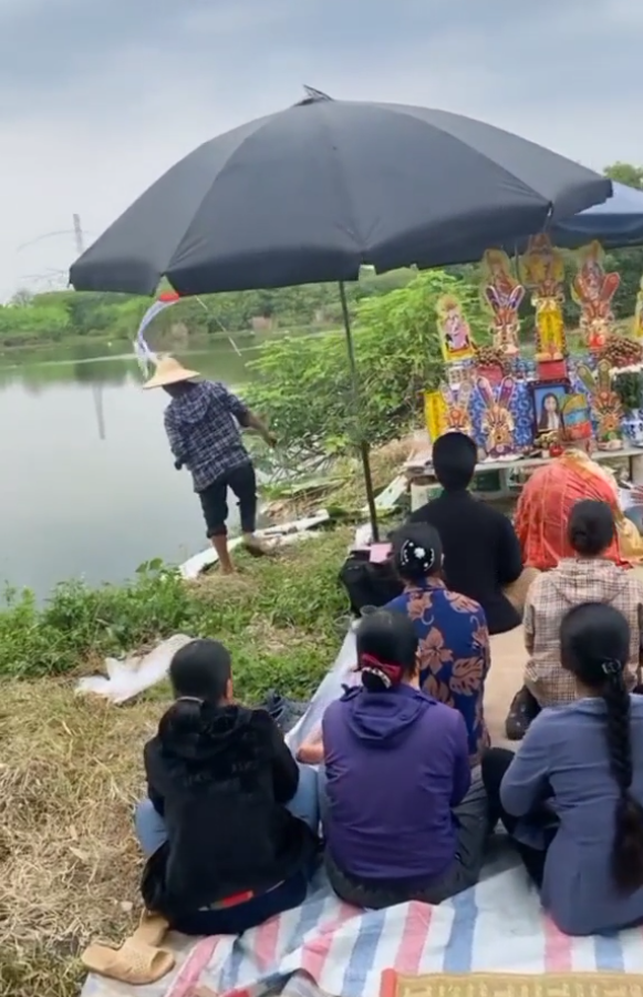 Gia đình đến bờ sông làm lễ 49 ngày cho cô gái mất tích bí ẩn ở Hà Nội