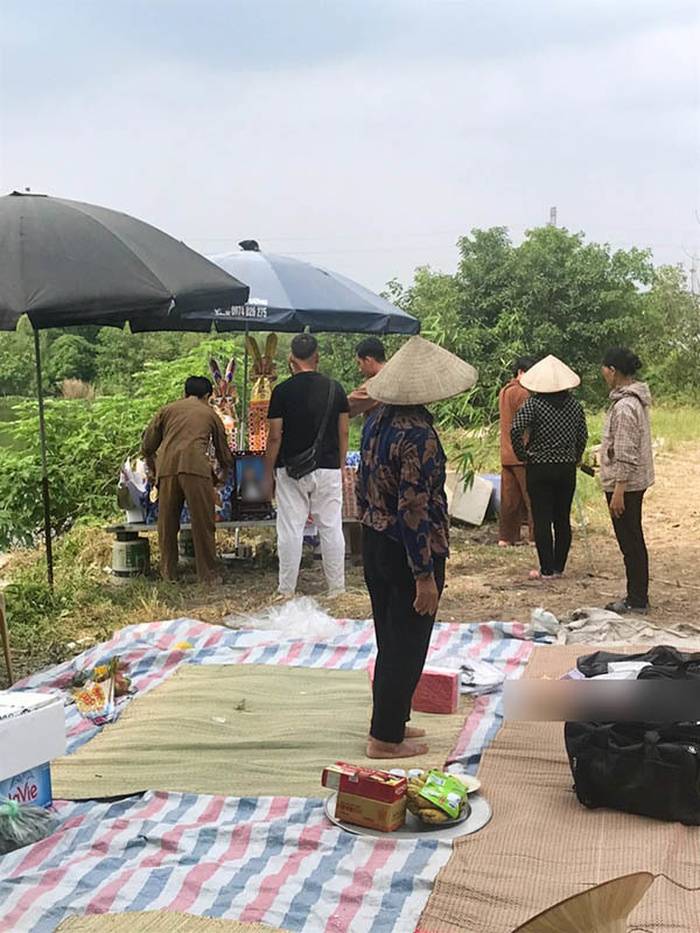 Gia đình đến bờ sông làm lễ 49 ngày cho cô gái mất tích bí ẩn ở Hà Nội