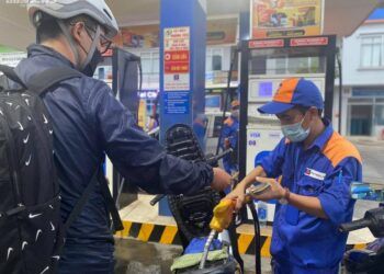 Giá xăng có cơ hội giảm về 21.000 đồng/lít