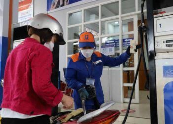 gia xang dau dong loat giam manh ve muc thap nhat tu dau nam Giá xăng ngày 12/12 có thể giảm hơn 1.000 đồng/lít và tiếp tục giảm mạnh Giá xăng dầu đồng loạt giảm mạnh về mức thấp nhất từ đầu năm