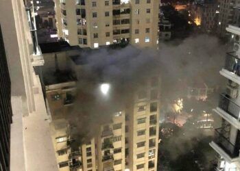 Gọi bạn gái không về, người đàn ông đốt tủ quần áo làm cháy căn hộ chung cư