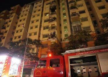 Hà Nội: Chung cư bốc cháy nghi ngút, người dân tháo chạy giữa đêm