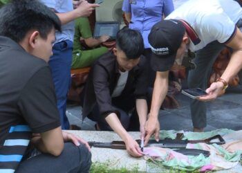 Hai giám đốc vác súng quân dụng bắn liên thanh để… giải quyết nợ nần