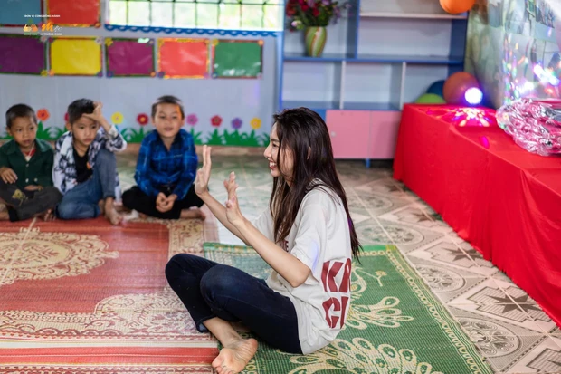 Hình ảnh Hoa hậu Thùy Tiên đi từ thiện ở Sơn La khiến fan xúc động
