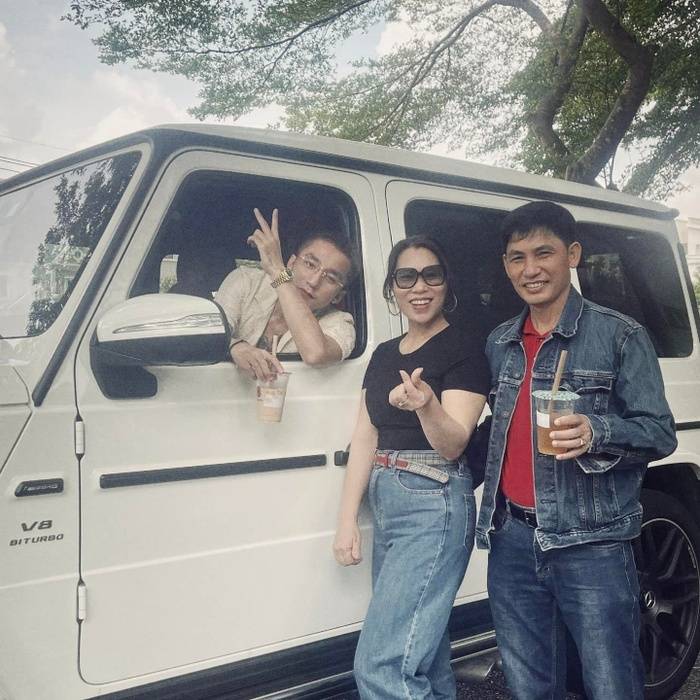 Hóa thân thành 'nàng thơ' bên cạnh siêu xe G63, Hải Tú được netizen nhiệt tình 'đẩy thuyền' với Sơn Tùng