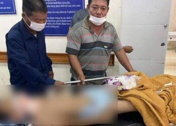 Học sinh lớp 3 nguy kịch vì ngã từ tầng hai trường học xuống đất