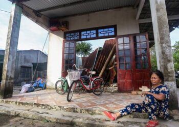 lam canh man troi chieu dat sau dem chay bao noru Nhiều gia đình rơi vào cảnh “màn trời chiếu đất” sau khi bão Noru đi qua Lâm cảnh “màn trời chiếu đất” sau đêm “chạy” bão Noru