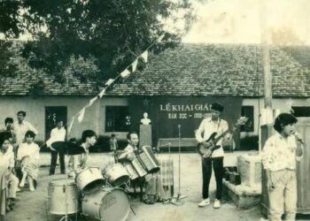 Loạt ảnh lễ khai giảng của thế hệ 7x, 8x: Ai còn nhớ một thời quần vải xanh, áo trắng tinh khôi?