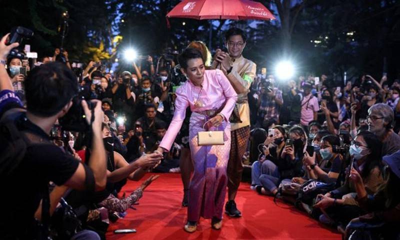 Mặc đồ giống Hoàng hậu Thái Lan, cô gái bị phạt 2 năm tù