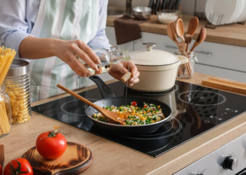 Mẹo làm sạch mặt bếp bằng kính đơn giản, dễ dàng