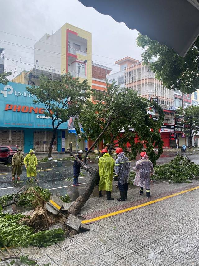 Miền Trung ngổn ngang sau 6 tiếng siêu bão Noru hoành hành: Lũ cuốn trôi cầu sắt, giao thông chia cắt, hàng nghìn người bị cô lập